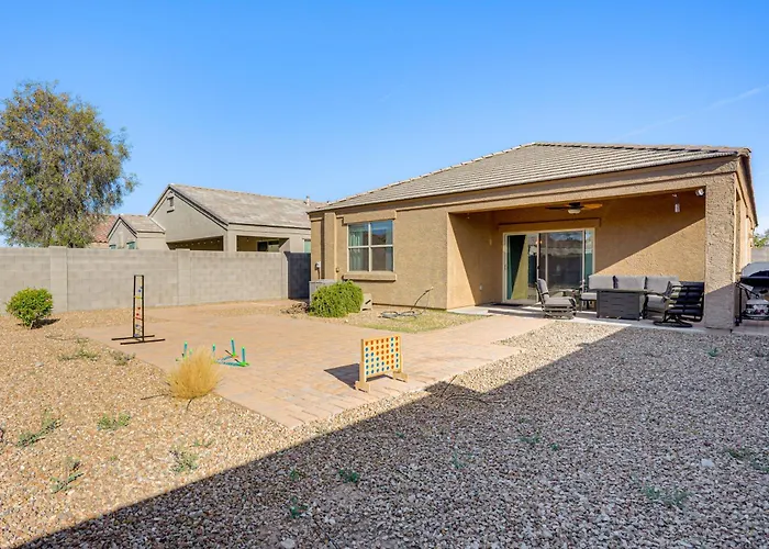Fenced Yard + Outdoor Games: Home! Holiday home *